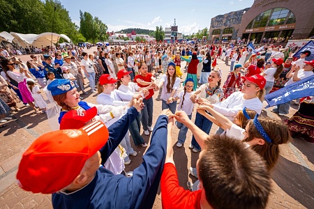 Yugra State University at the Heart of a Great Unity Round Dance!